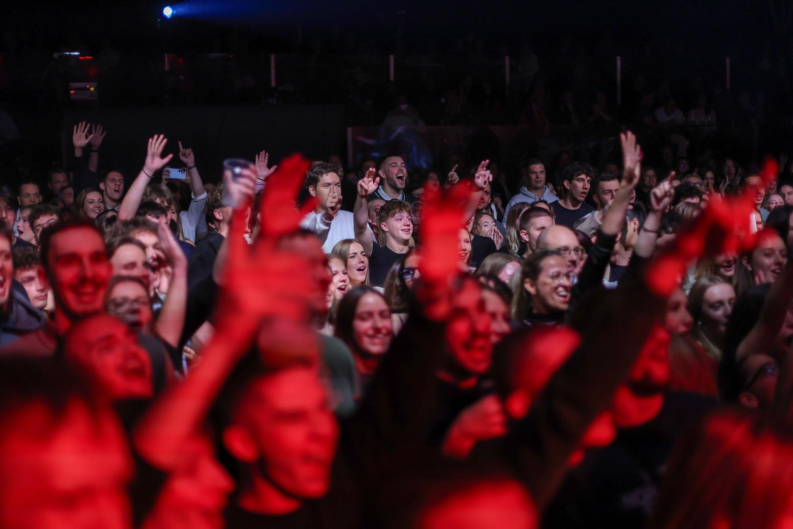 Snimanje live albuma pretvorilo je zagrebački koncert u nešto više od još jednog nastupa. Publika u Tvornici tako je postala dio koncertnog izdanja koje će trajno zabilježiti atmosferu i zajedničko pjevanje pjesama koje su odavno prerasle okvire diskografije jednog benda.