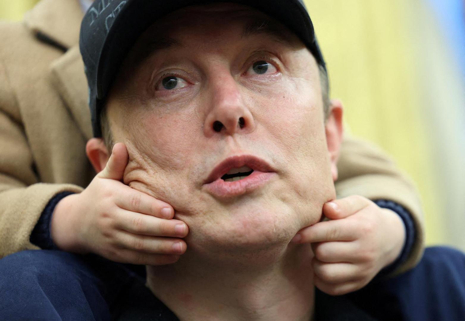 Dok je Musk odgovarao na novinarska pitanja, njegov sin X Æ A-Xii pokazao se kao distrakcija tako što je radio grimase, držao se za očeva ramena i prekidao ga.