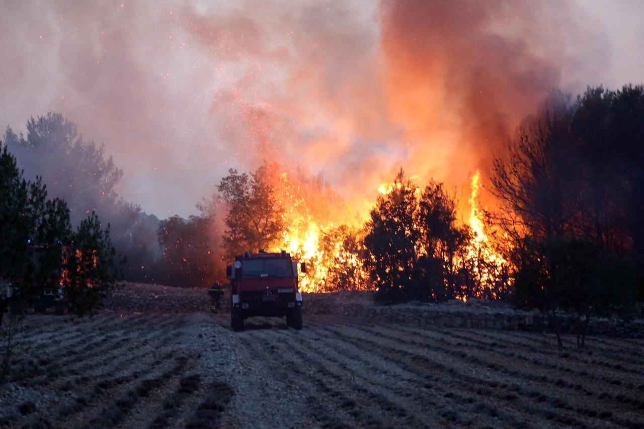 Ministar Damir Krstičević obišao požarište kod Zatona