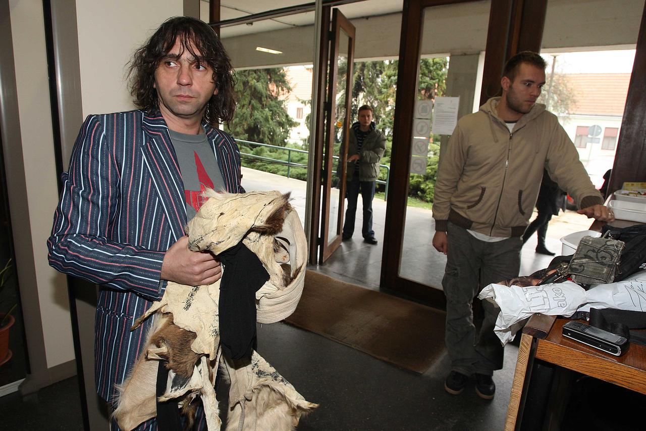 ARHIVA - Varaždin: Članovi Let 3 prije dolaska na suđenje rekonstruirali "Modni ples" zbog kojeg su optuženi