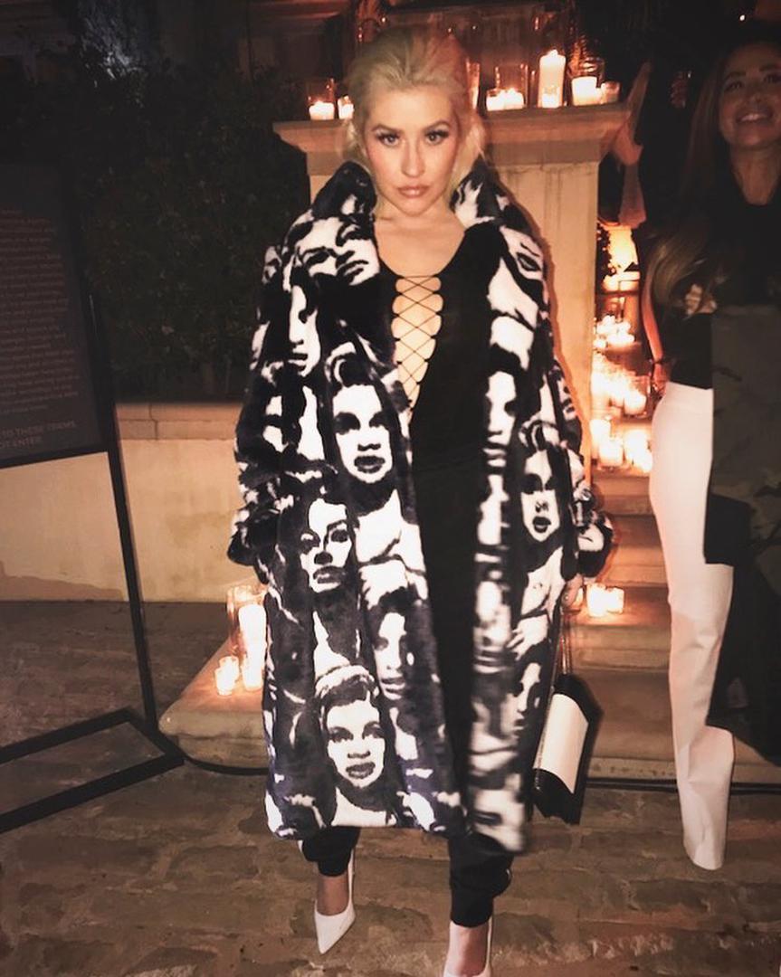 U želji da zaustavi starenje 37-godišnja pjevačica očito je posjetila estetskog kirurga, a rezultat toga je sasvim novi i neprepoznatljiv izgled.