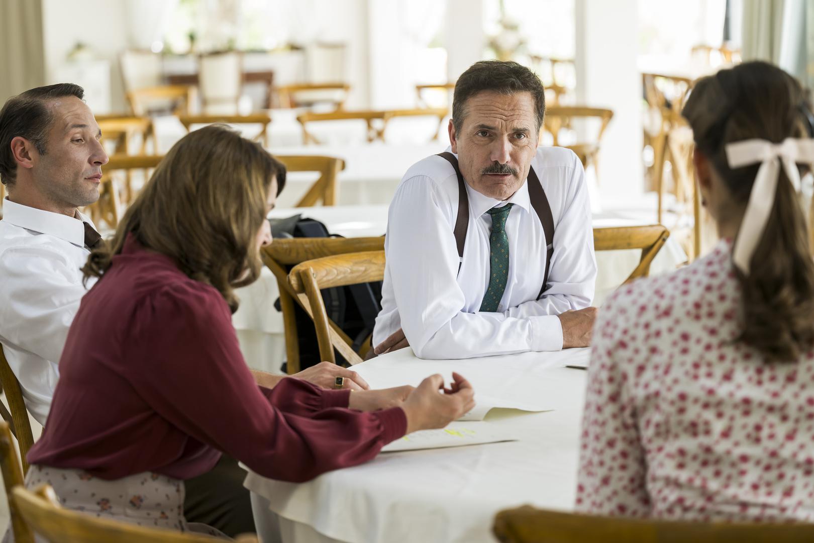 Od ponedjeljka u 20.15 sati stižu 'Divlje pčele', najraskošnija RTL-ova dramska serija dosad! Intrigantna priča, slojeviti likovi, obiteljske tajne i tradicija Zagore gledatelje će prikovati za male ekrane. I dok u scenama glumci kroje mrežu zamršenih odnosa, na setu serije vlada sjajna, obiteljska atmosfera.