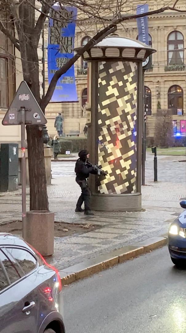 An armed police officer takes position near the area of a shooting at one of the buildings of Charles University, in Prague, Czech Republic, December 21, 2023, as seen in this screen grab taken from a social media video. Ivo Havranek/via REUTERS  THIS IMAGE HAS BEEN SUPPLIED BY A THIRD PARTY. MANDATORY CREDIT. NO RESALES. NO ARCHIVES. Photo: IVO HAVRANEK/REUTERS