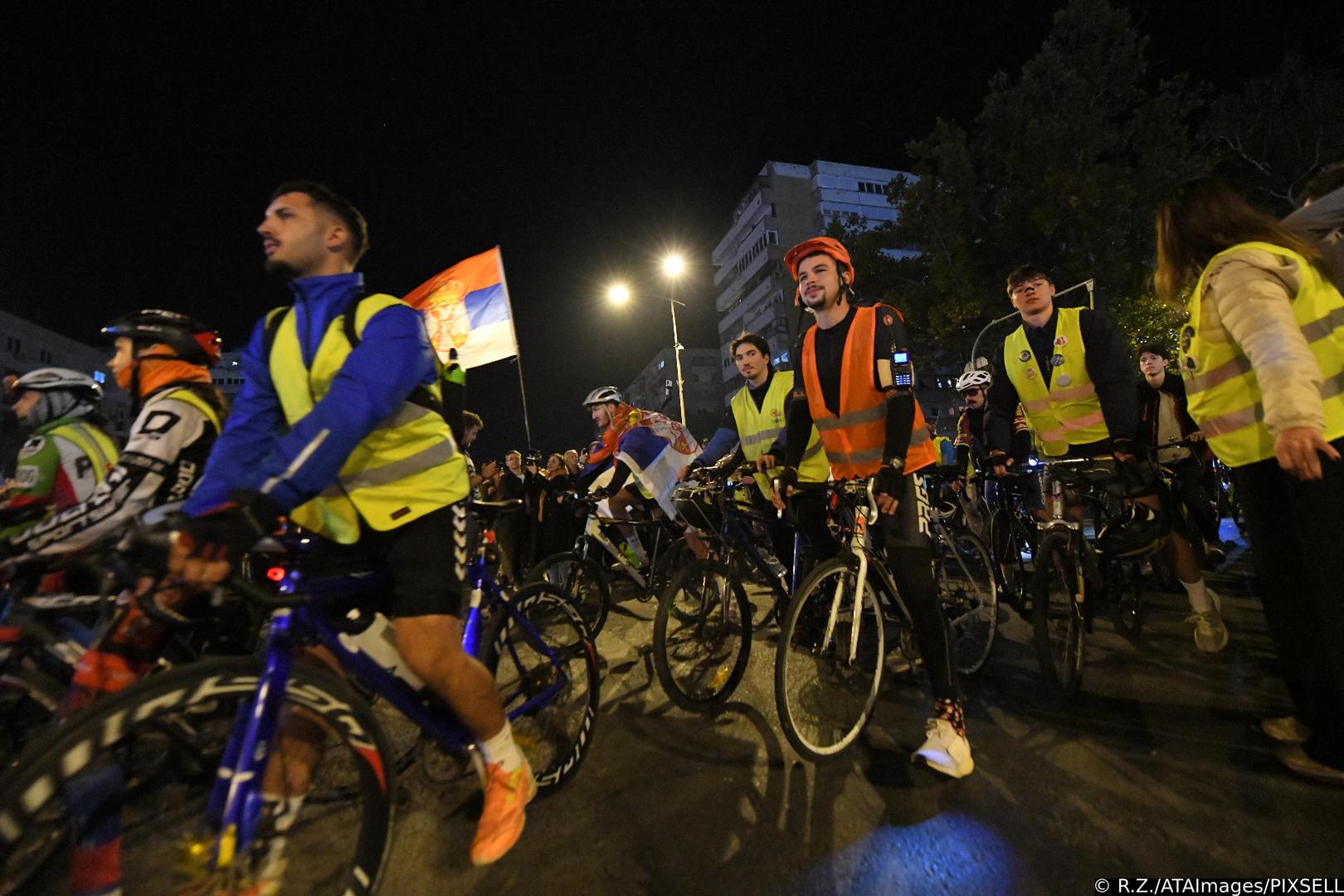 31, October, 2025, Novi Sad - A large number of citizens stand along the roadway on Bulevar Oslobodjenja in Novi Sad, welcoming students, pedestrians and cyclists who are coming to Novi Sad. Photo: R.Z./ATAImages 

31, oktobar 2025, Novi Sad - Veliki broj gradjana stoji uz kolovoz na Bulevaru oslobodjenja u Novom Sadu, docekujuci studente pesake i biciklste koji dolaze u Novi Sad. Photo: R.Z./ATAImages Photo: R.Z./ATAImages/PIXSELL