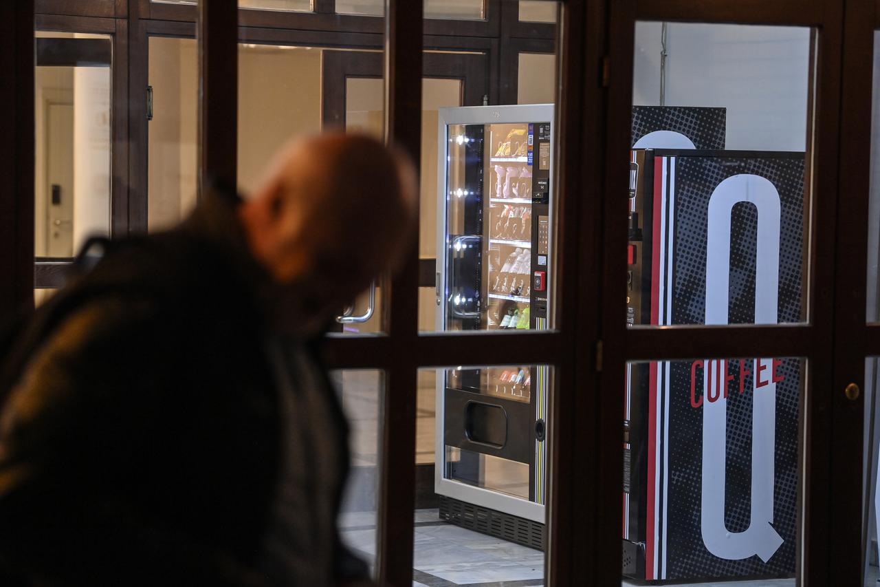 Policija na Prirodoslovno-matematičkom fakultetu u Zagrebu gdje je prijavljen slučaj trovanja gaziranim pićem iz automata