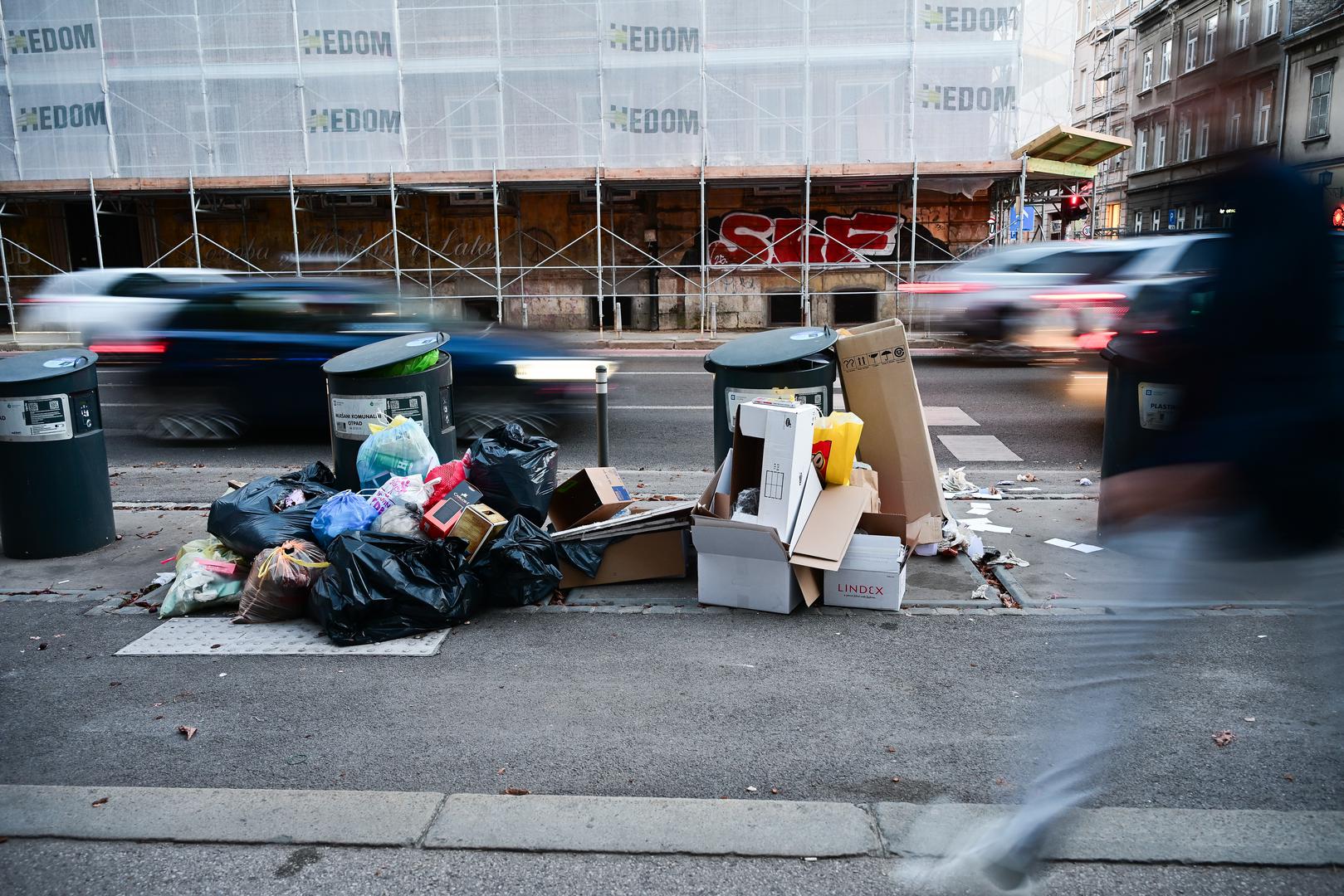 Fotografije snimljene u utorak, 29. rujna, pokazuju vrećice, kutije i drugu ambalažu nagomilanu na ulicama i oko spremnika u središtu Zagreba. Slični prizori zabilježeni su i na drugim lokacijama u gradu.