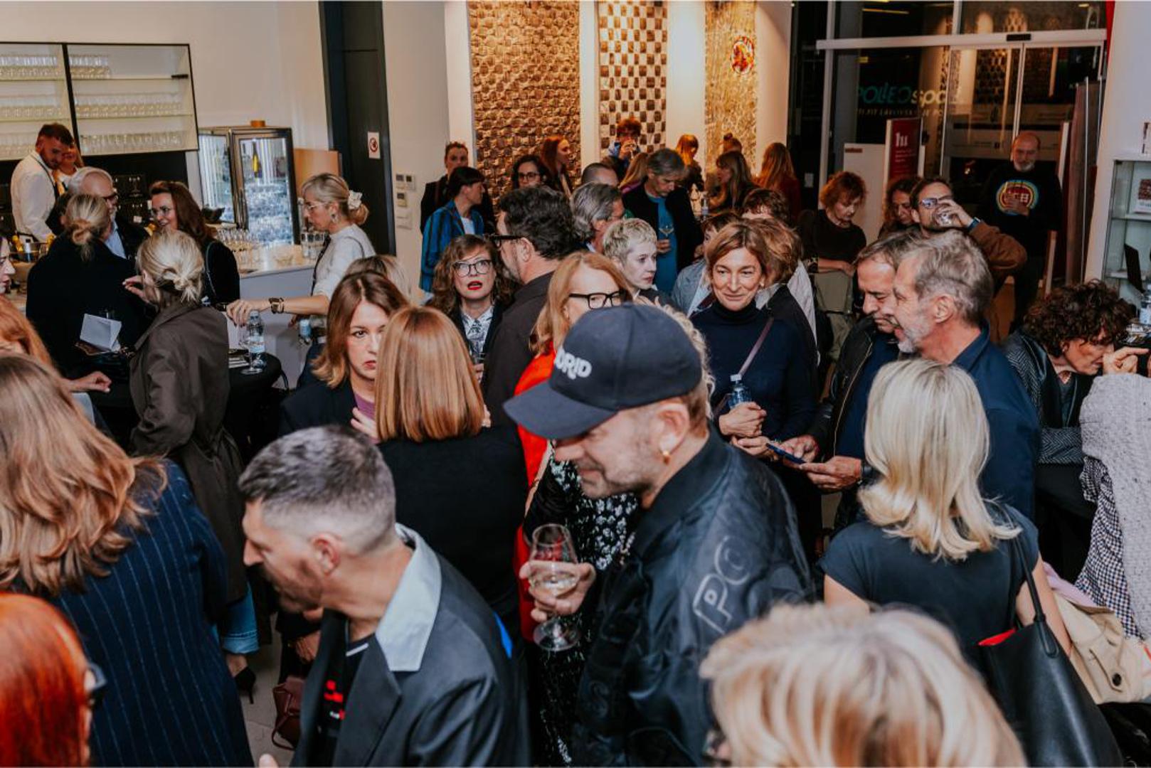 Sinoć je u Institutu Liszt – Mađarskom kulturnom centru svečano otvoreno osmo izdanje DA2 – Zagreb Design, Art & Architecture Film Festivala, koji se u Zagrebu održava do nedjelje 25. listopada, a online od 23. listopada do 1. studenoga. Program donosi 12 dokumentarnih filmova koji će hrvatskoj publici biti predstavljeni premijerno, a bave se životima, stvaralačkim putevima i vizijama umjetnika, arhitekata i dizajnera čije su ideje promijenile svijet u kojem živimo