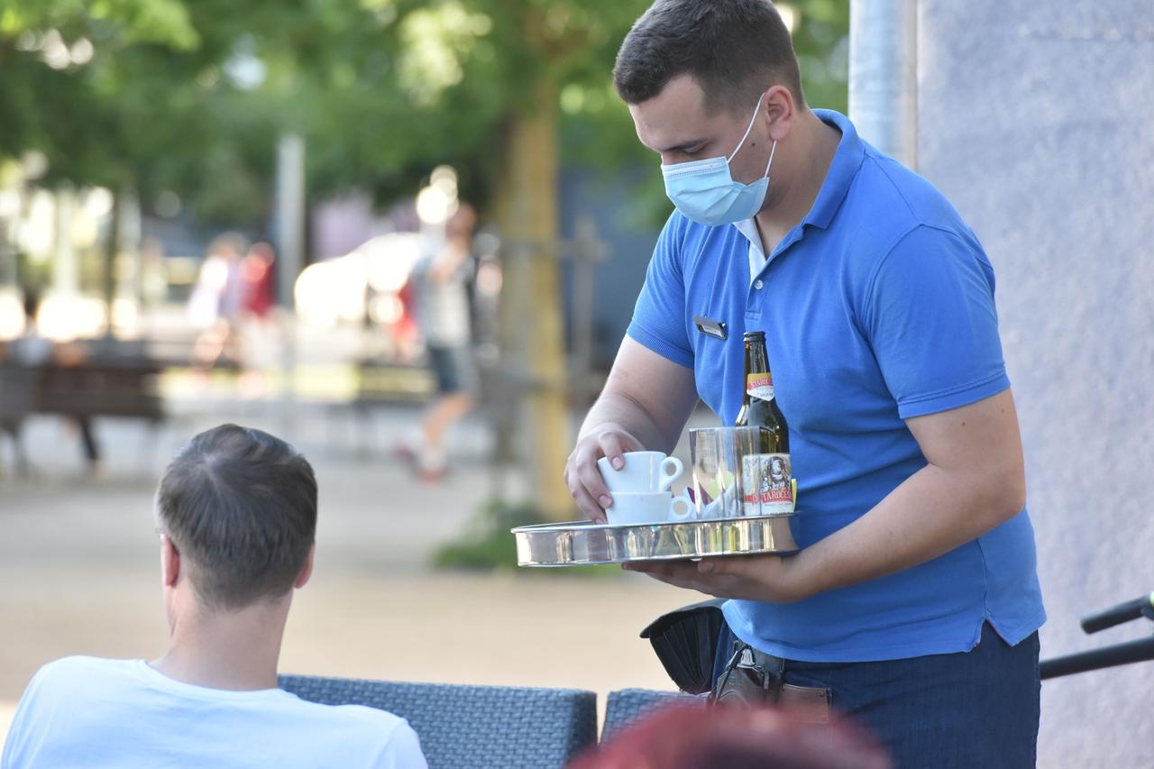 Zagreb: Djelatnici u ugostiteljski m objektima već su počeli nositi maske