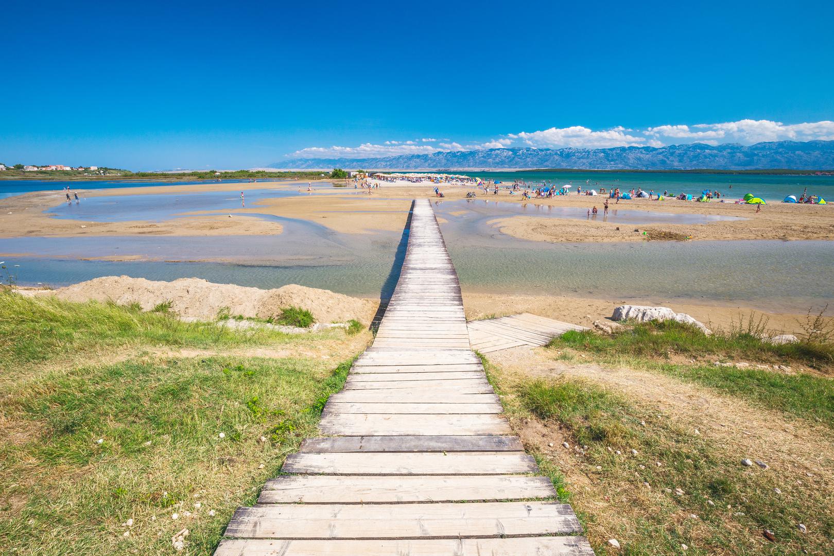 Zbog plitkog i toplog mora posebno je privlačna obiteljima s bebama i malom djecom te ljudima starije životne dobi, a izvan glavne sezone omiljeno je mjesto za duge romantične šetnje.

