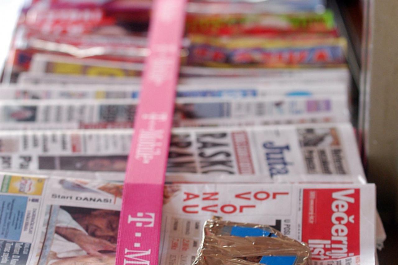 'unutrasnja...zagreb...28.02.2005. trg bana j. jelacica, kiosk, novine, vecernji list foto: goran stanzl'