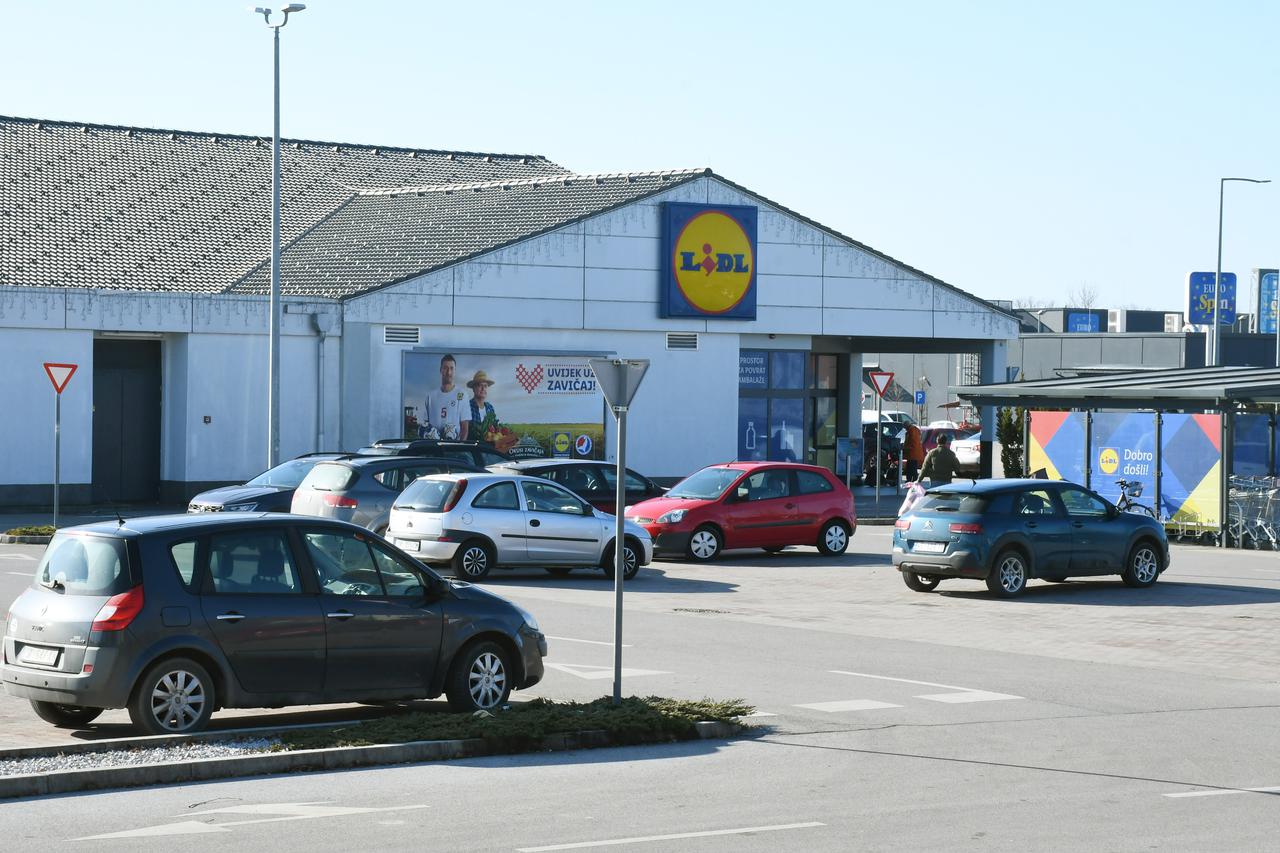 Poluprazan parking ispred Lidla u Sisku