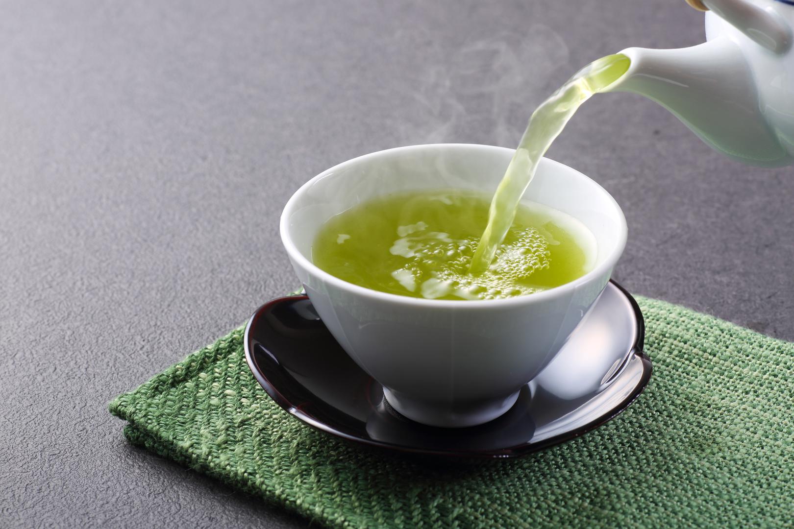 Zeleni čaj: Istraživanja sugeriraju da pijenje zelenog čaja može pomoći u zaštiti kognitivnih funkcija, spriječiti određene vrste raka, pomoći u kontroli šećera u krvi i još mnogo toga, zahvaljujući velikoj količini antioksidansa. On također može pomoći u sagorijevanju sala na trbuhu i ubrzati mršavljenje. 'Zeleni čaj nadaleko je poznat po svojoj sposobnosti da pospješuje metabolizam i sagorijeva masnoće, posebno u području trbuha. To je zbog prisutnosti snažnog antioksidansa koji se zove EGCG', objašnjava Nanavati.