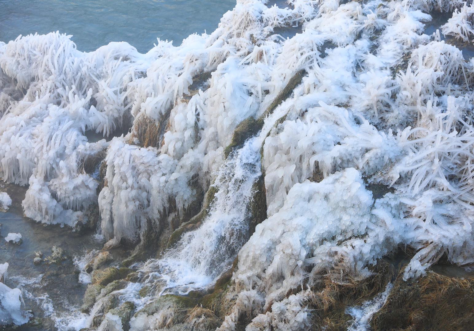 13.01.2024., Plitvicka jezera - Snijeg i debeli minusi zaledili su slapove na Plitvickim jezerima koji mame uzdahe brojnih posjetitelja. Photo: Kristina Stedul Fabac/PIXSELL