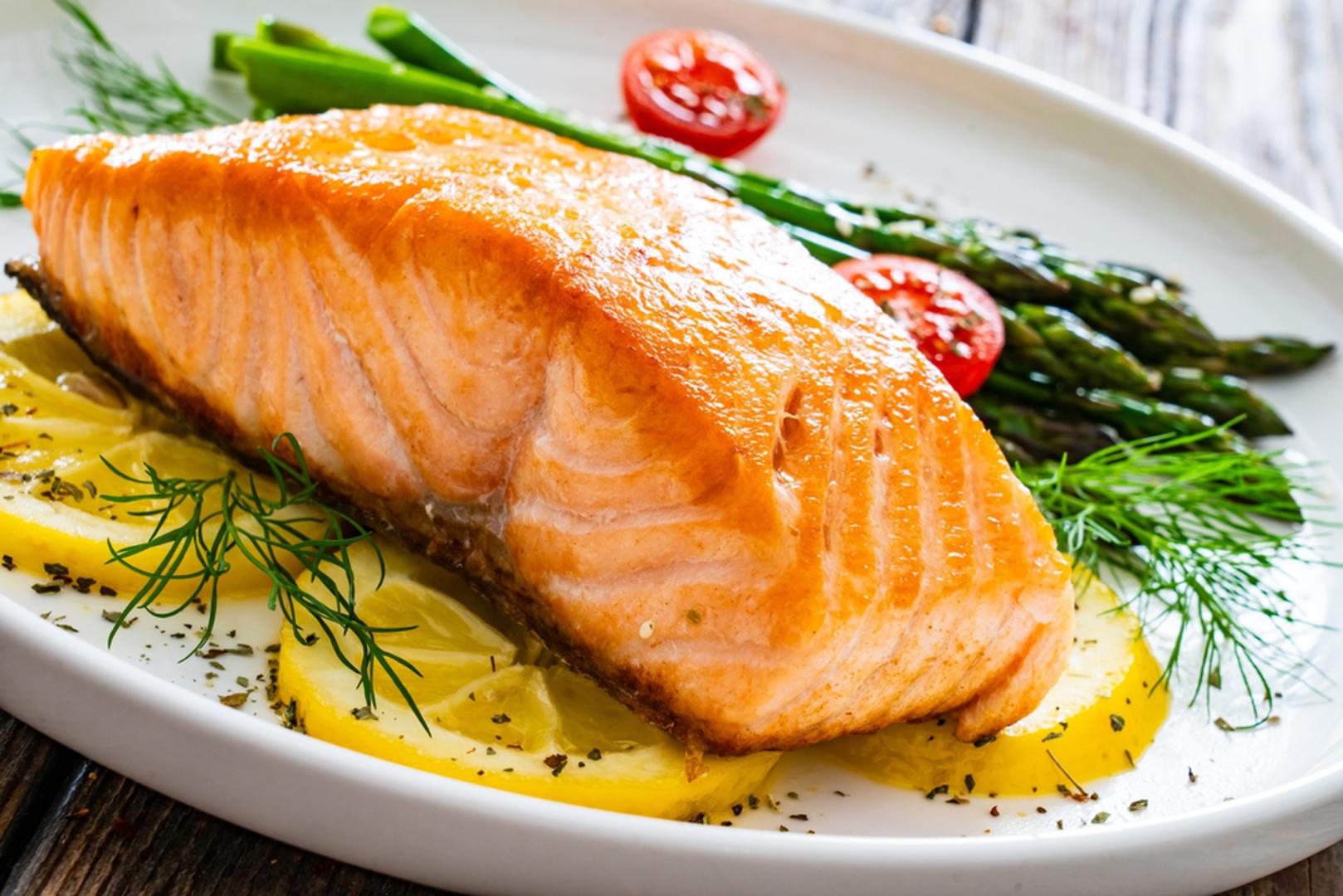 Masna riba (losos, sardine, skuša): Ribe bogate omega-3 masnim kiselinama dokazano smanjuju upalne procese i rizik od aritmija. Redovita konzumacija pridonosi sniženju triglicerida i održavanju elastičnosti krvnih žila. Osim toga, riba je izvrstan izvor visokokvalitetnih proteina koji jačaju organizam bez opterećenja srca.