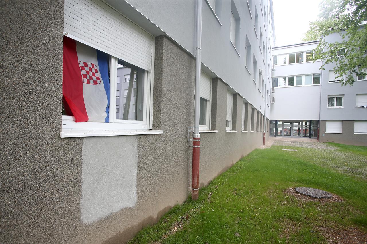 02.05.2016., Zagreb - Na zidu murala posvecenog povezivanju Univerzijade 87 i ESI 2016 i na dva paviljona Studentskog doma Stjepan Radic napravljeni su grafiti sa cetiri cirilicna C i grafit cirilicnim slovima Vukovar je srpski. Photo: Igor Kralj/PIXSELL