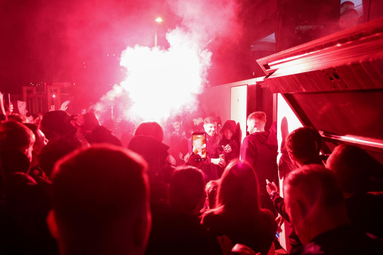 Zagreb: Navijači Dinama dočekali igrače ispred stadiona u Makisimiru nakon pobjede u derbiju protiv Hajduka