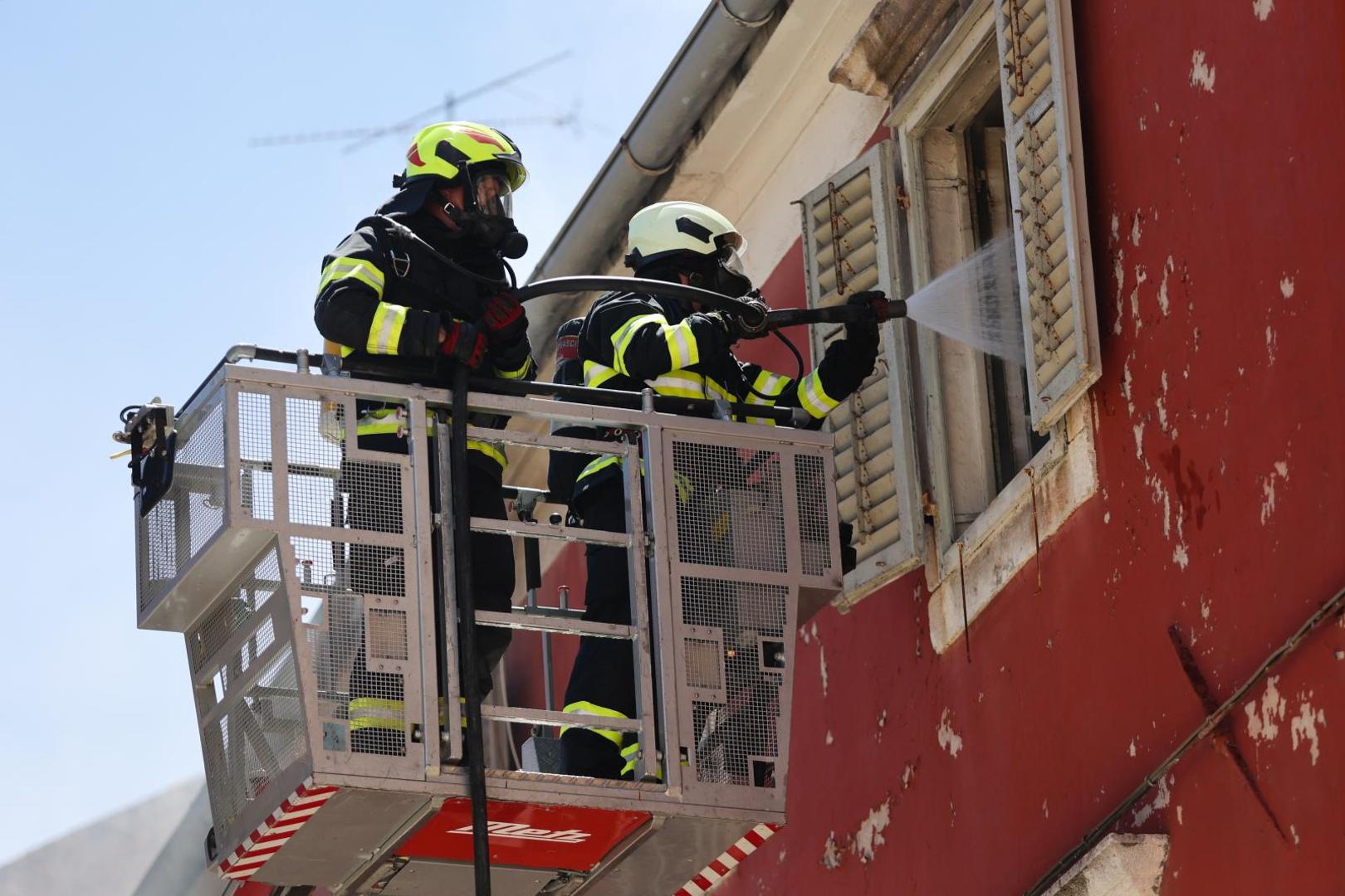 15.06.2021.Zadar- U centru Zadra izbio je pozar u stanu na drugom katu.Vatrogasci su na terenu
 Photo: Marko Dimic/PIXSELL