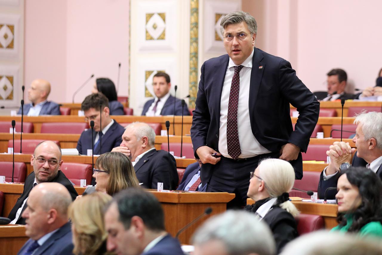 Zagreb: Andrej Plenković u šetnji sabornicom dok su kolege tražile stanku