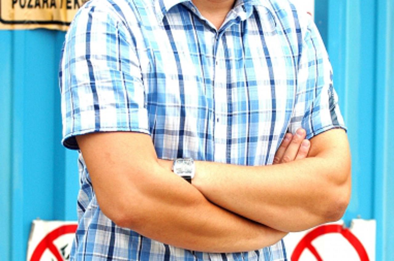 \'ekran.....zagreb.....09.08.2004. sinisa kovacic - urednik dnevnika htv_a snimio renato brandjolica\'