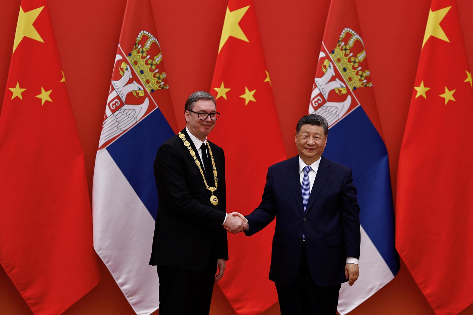 I beogradski i kineski mediji izvješćuju da je Xi Jinping odlikovao Vučića Medaljom prijateljstva Narodne Republike Kine, što se u Vučiću bliskim beogradskim medijima naziva "najvišim državnim odlikovanjem Kine" i naglašava kako ga je Xi osobno uručio još samo samo ruskom predsjedniku Vladimiru Putinu.
