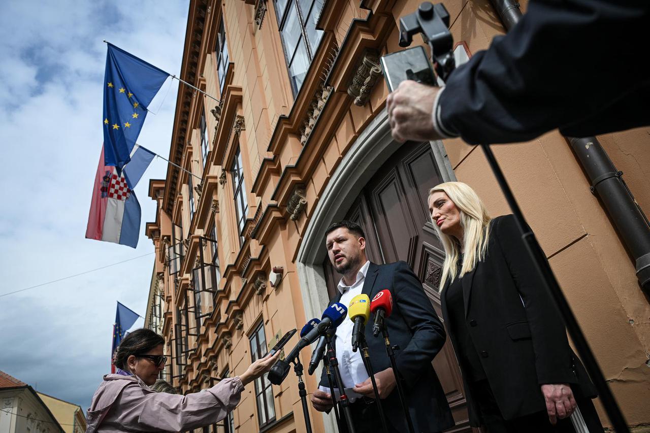 Zagreb: Udruga Spasimo male obiteljske iznajmljivače (SMOi) na konferenciji za medije ispred Ustavnog suda