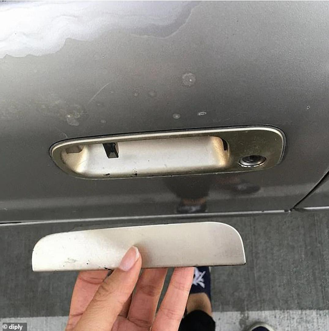 Znate ono kad vam kvaka od auta ostane u rukama? U svakom slučaju, ovoj ženi to nije bila nimalo ugodna situacija. Ostalo je nepoznato je li uspjela ući u vozilo tog jutra.