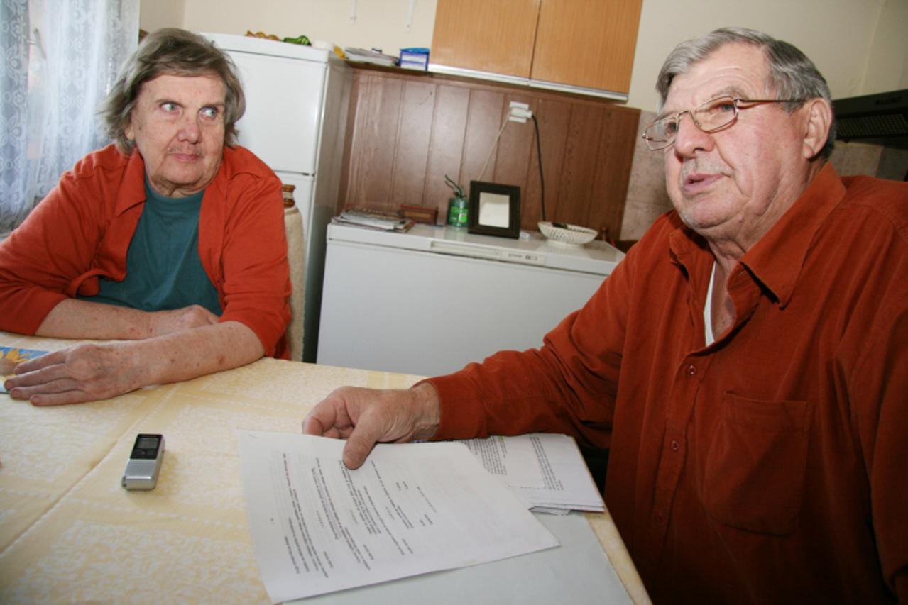 '15.09.2010.,Karlovac- Krunoslav Butorac pokazuje razne presude u vezi problema sa susjedom. Dominik Grguric/PIXSELL'