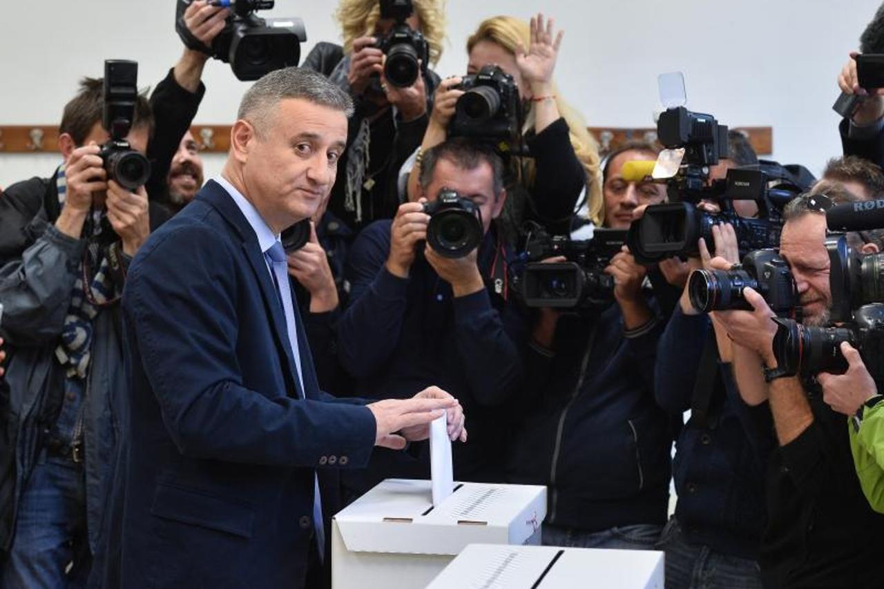 Tomislav Karamarko na glasovanju s kćeri Lanom 