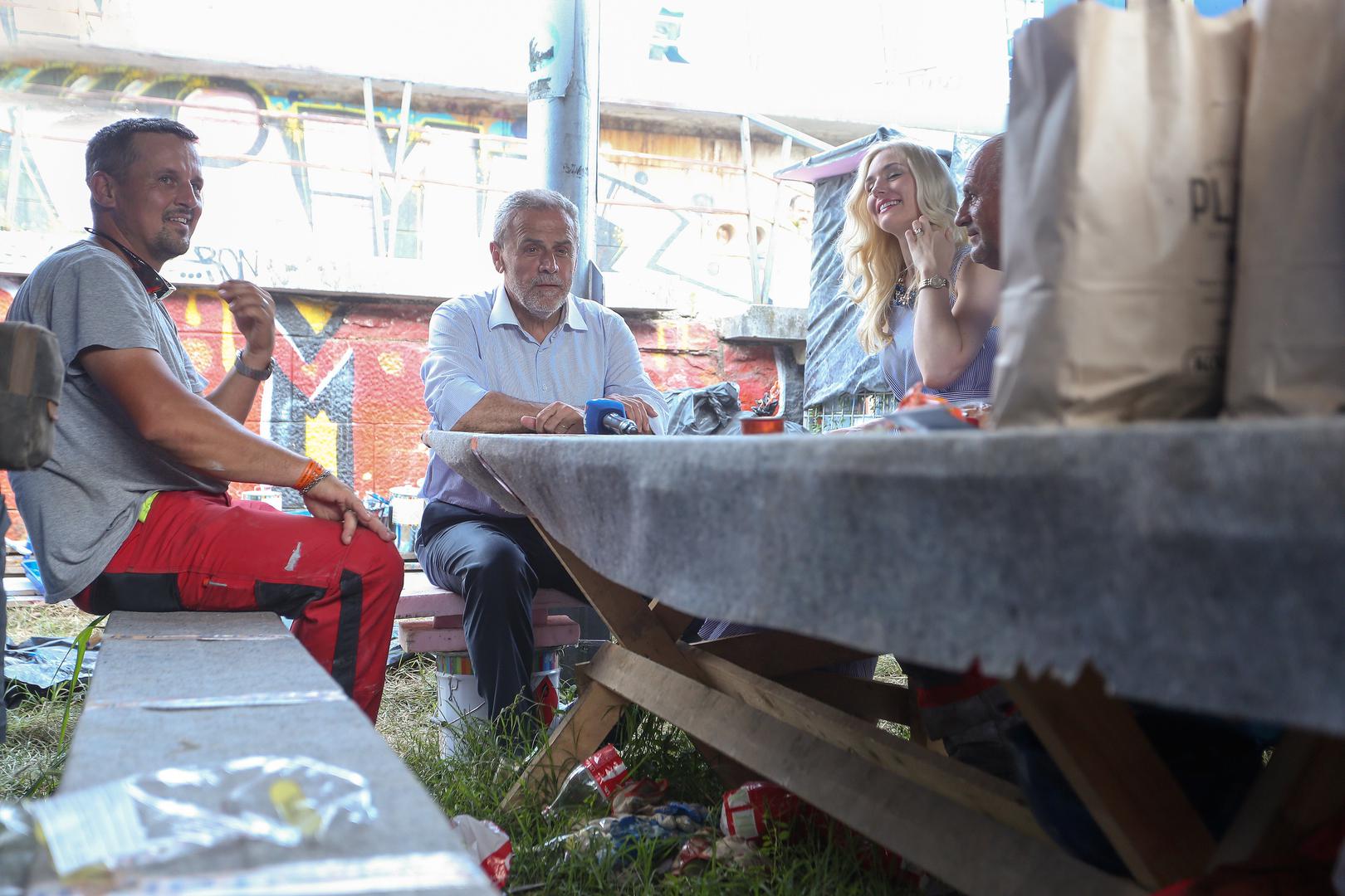 Nakon obilaska gradilišta, radnike je iznenadio s ćevapima i vodom koje su oni slasno pojeli.