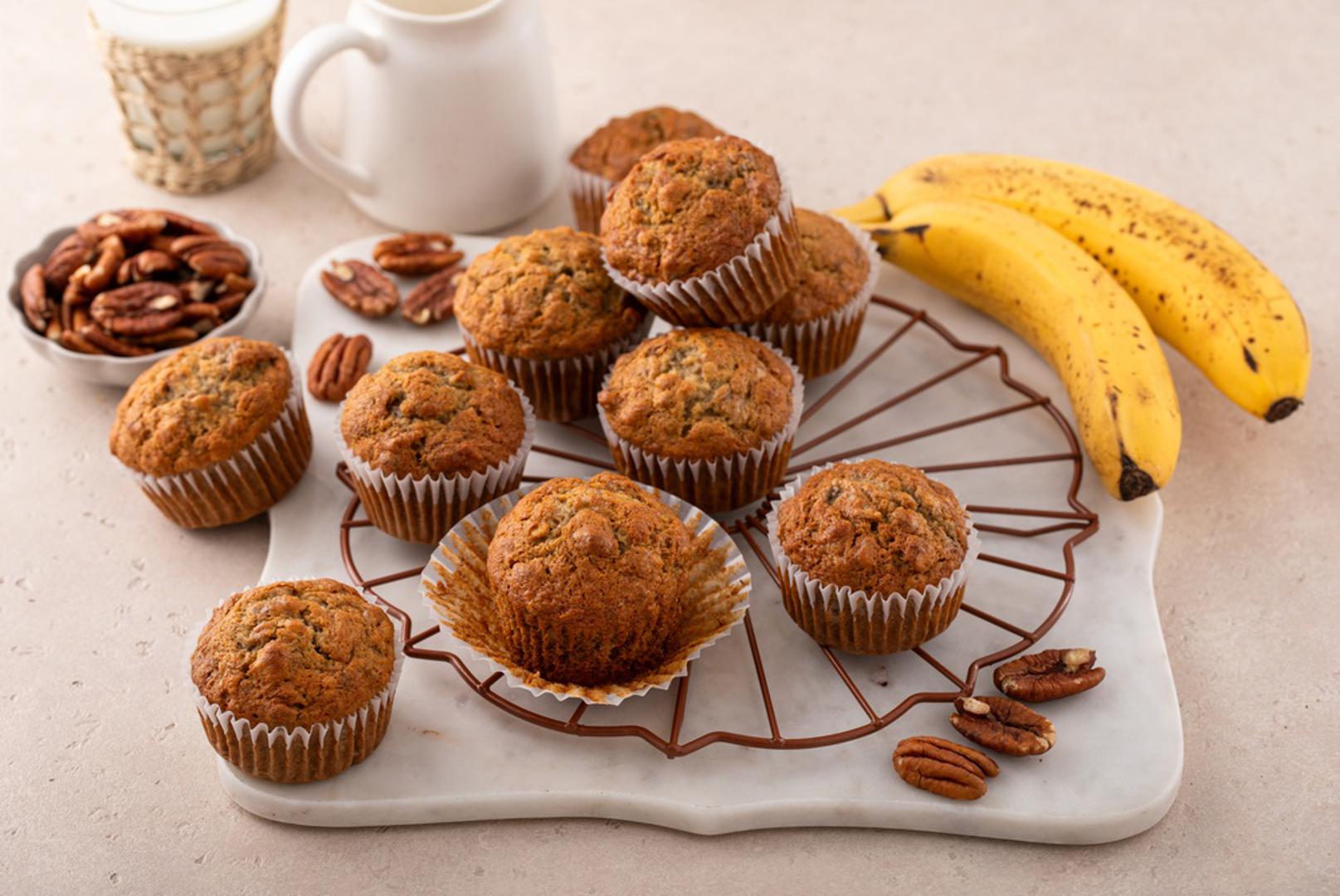 Muffini s bananom: Muffini su praktično rješenje kada imate nekoliko banana koje treba brzo potrošiti. Zgnječene banane umiješajte u klasičnu smjesu od brašna, jaja, ulja, praška za pecivo i malo šećera, a okus obogatite orasima, čokoladom ili borovnicama. Ispečene muffine možete čuvati nekoliko dana ili ih zamrznuti za kasnije.