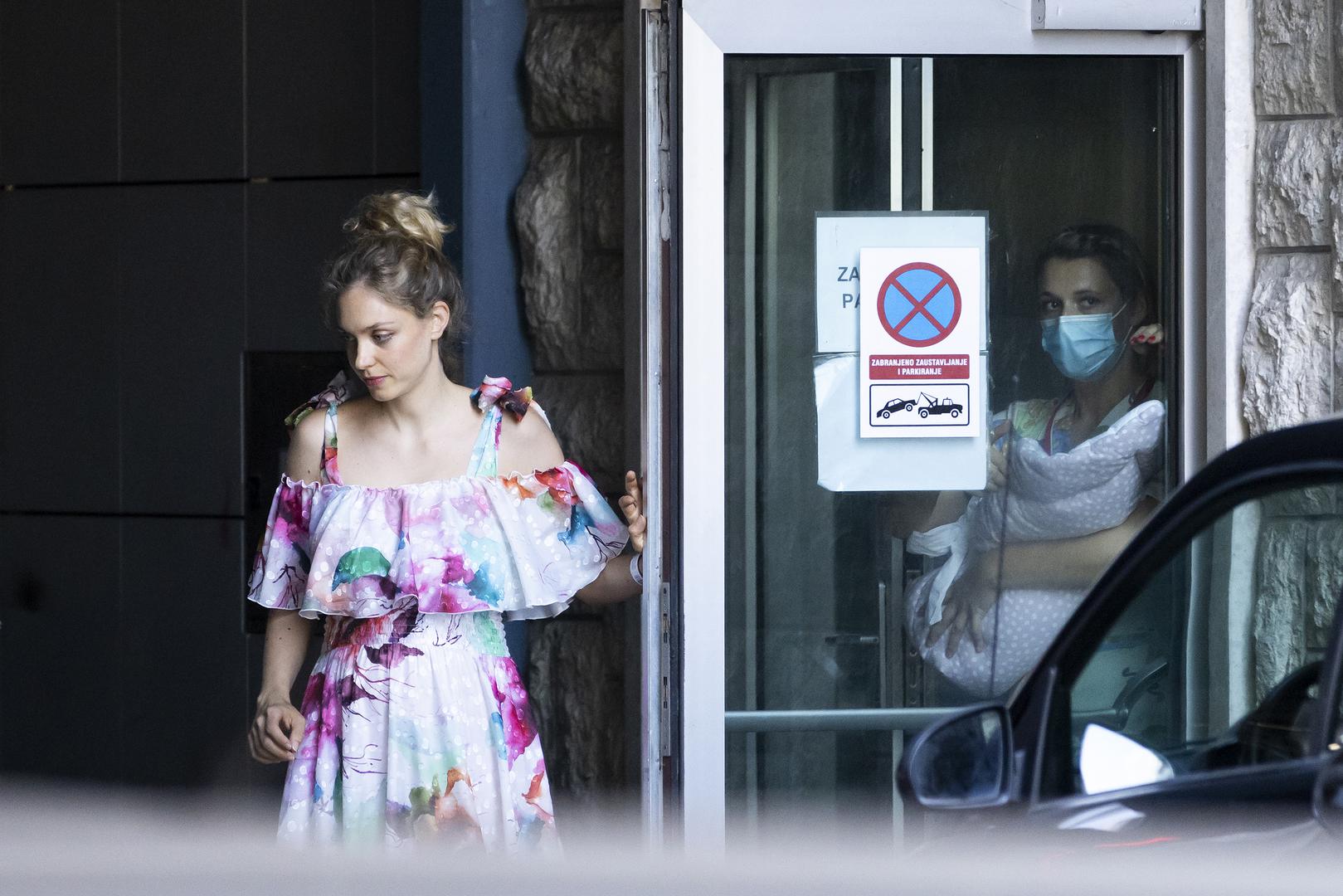 21.07.2022., Split - Hana Huljic Graso je u drustvu majke Vjekoslave Huljic i novorodene bebe izasla iz rodilista. Photo: Milan Sabic/PIXSELL