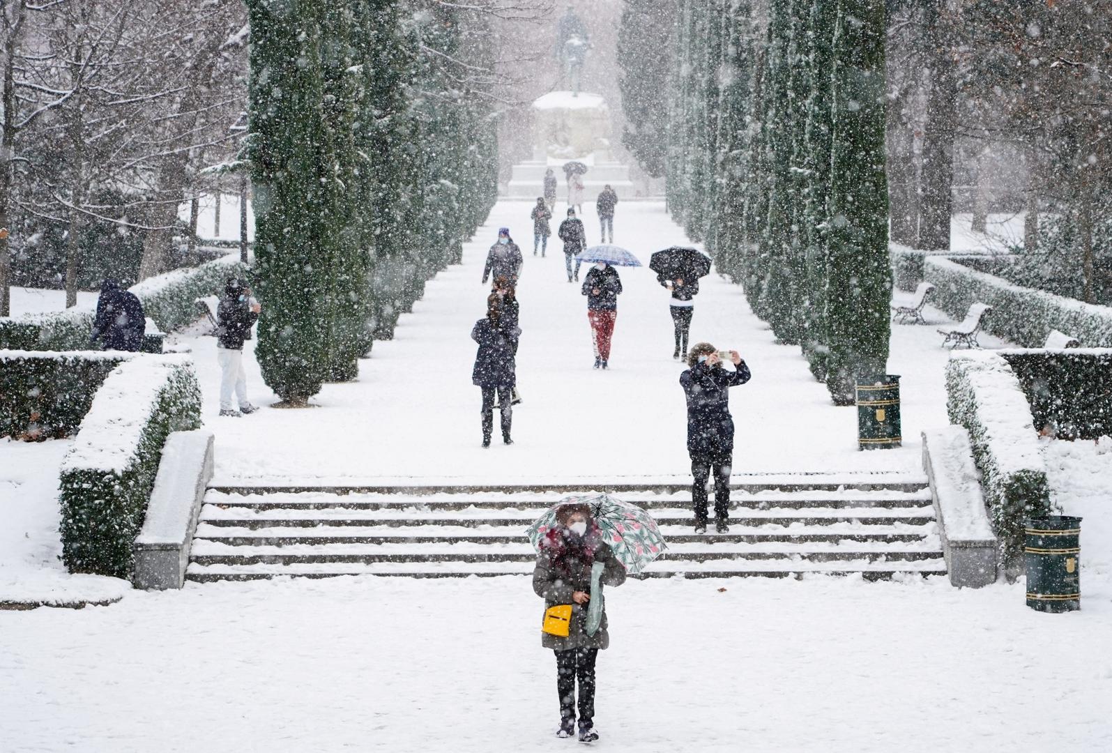 Heavy snowfall in Madrid People walk during heavy snowfall in Retiro park in Madrid, Spain, January 8, 2021. REUTERS/Juan Medina JUAN MEDINA