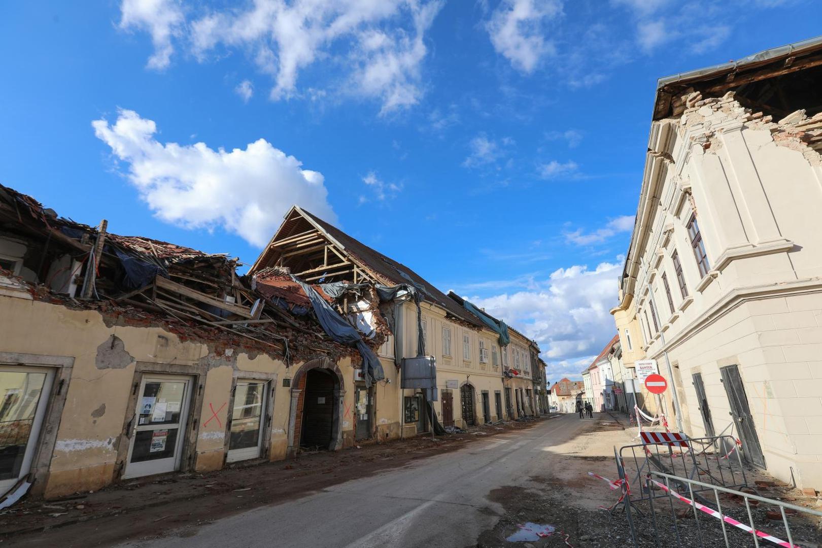02.02.2021., Petrinja - Nakon tmurna i hladna vremena razrusenu Petrinju zagrijalo proljetno sunce. Prazan grad s pokojim prolaznikom djeluje sablasno.  Photo: Robert Anic/PIXSELL