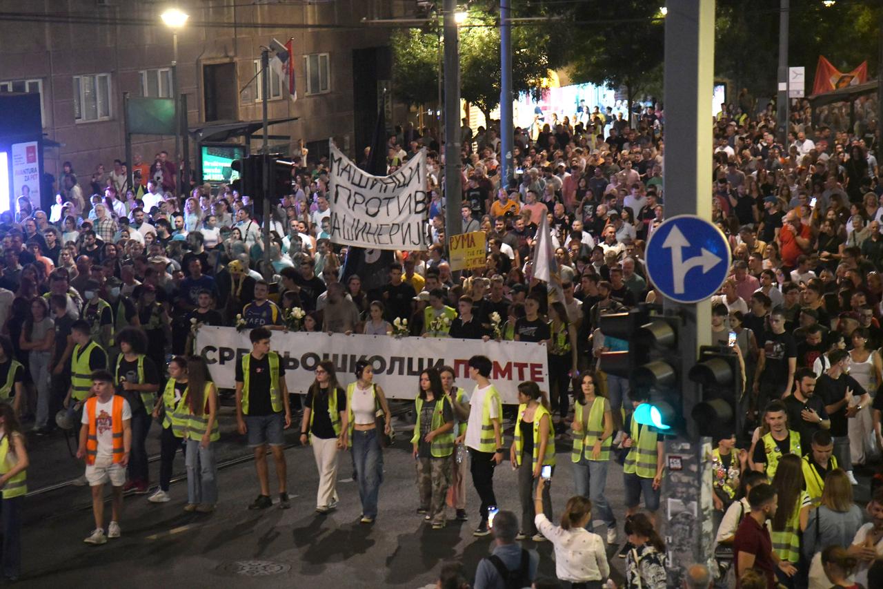 Beograd: Komemorativna šetnja povodom 10 mjeseci od pada nadstrešnice na željezničkoj stanici u Novom Sadu