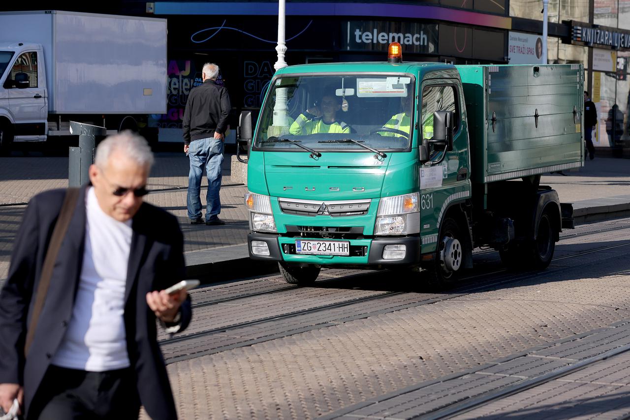 Zagreb: Radnici Čistoće na Trgu bana Jelačića unatoc štrajku