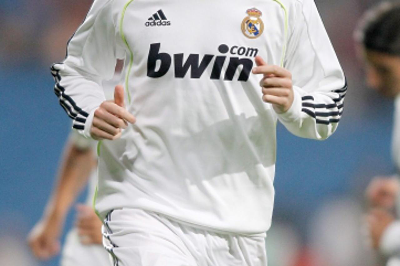 'Real Madrid\'s Xabi Alonso warm up before La Liga match. October 23, 2010. (Foto Ÿ nph/Alvaro Hernandez) *** Local Caption *** Fotos sind ohne vorherigen schriftliche Zustimmung ausschliesslich f?r r