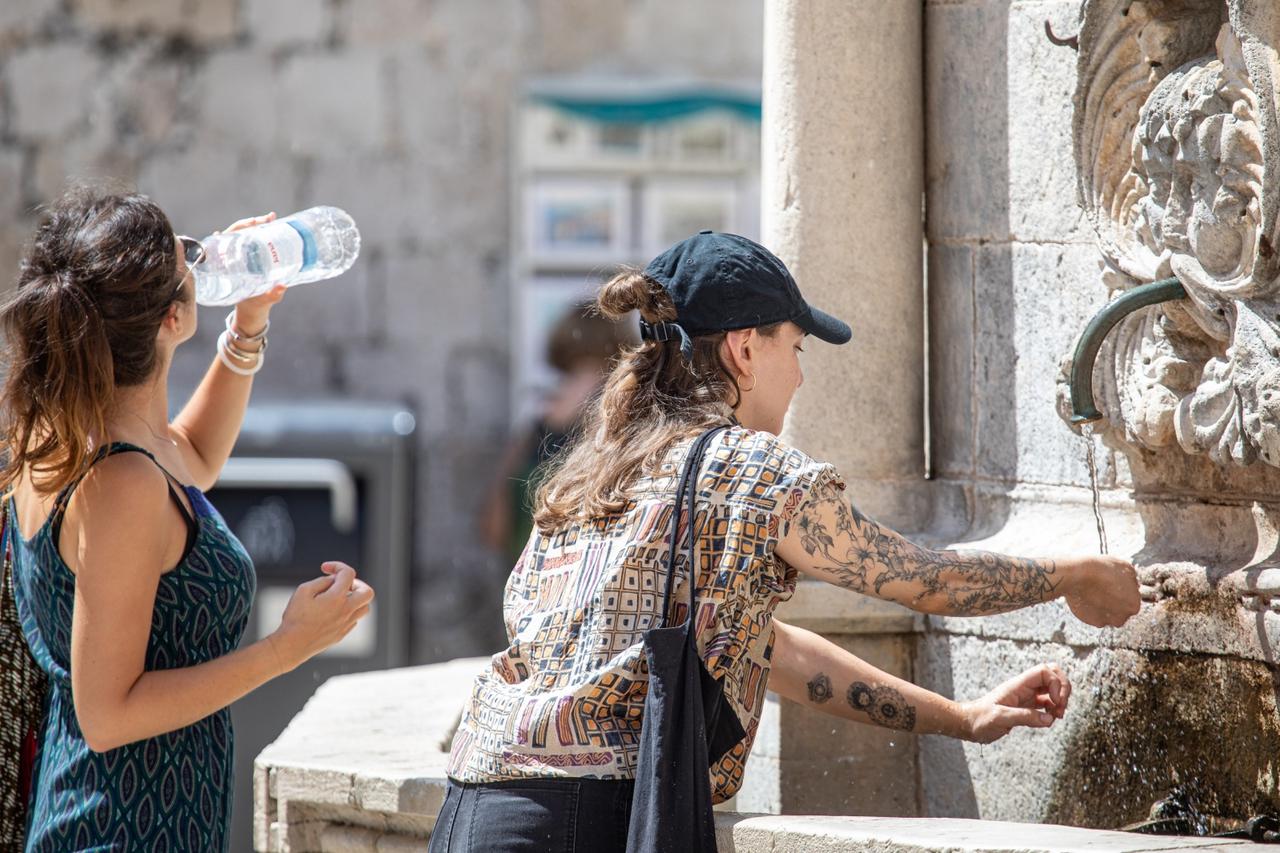 Dok jedni razgledavaju grad drugi uživaju u moru kod Dubrovnika