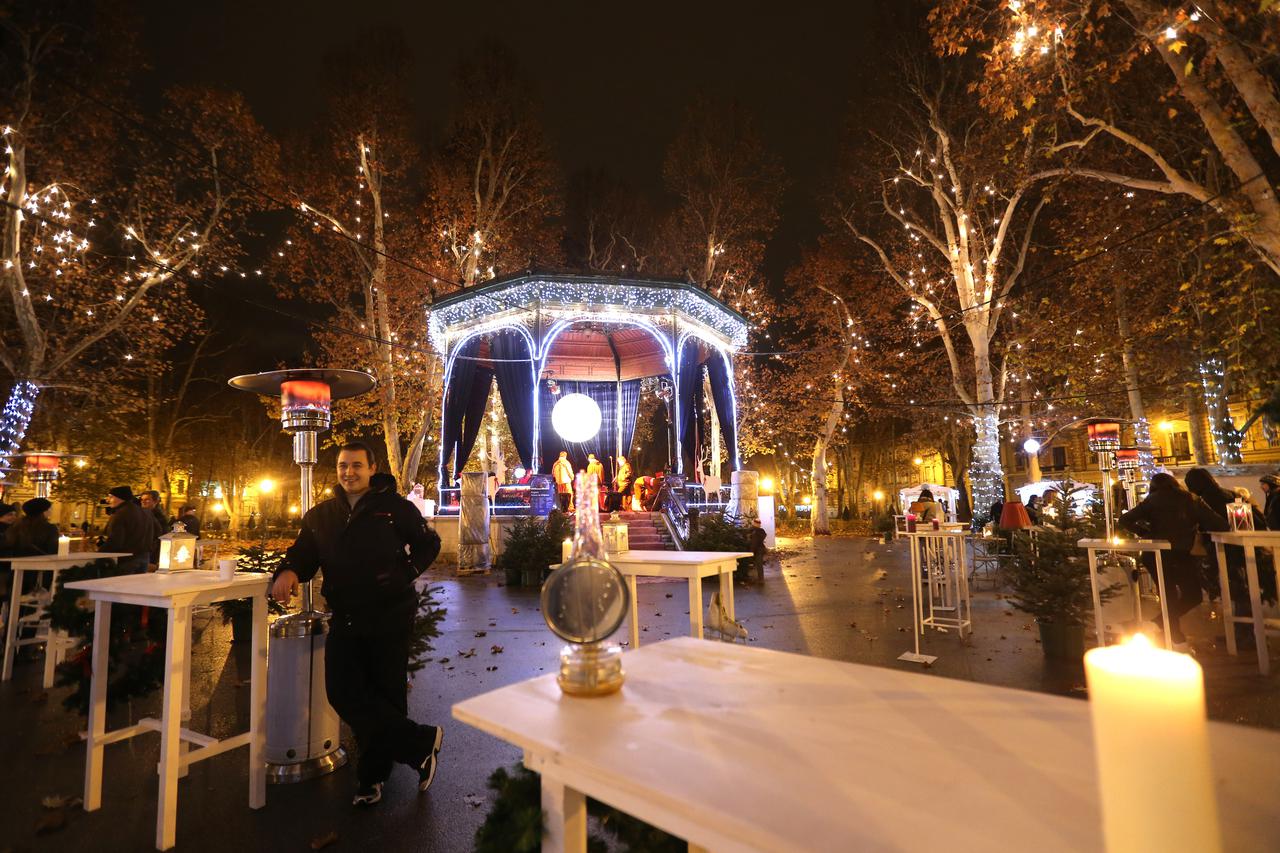 02.12.2012., Zagreb - Ulice grada ukrasene su bozicnim ukrasima. Advent u gradu zapoceo je tradicionalnim paljenjem adventske svijece na trgu bana Jelacica, a svjetlosna rapsodija pretvorila je u bajku lampicama okicene platane i fontane Zrinjevca. Photo: