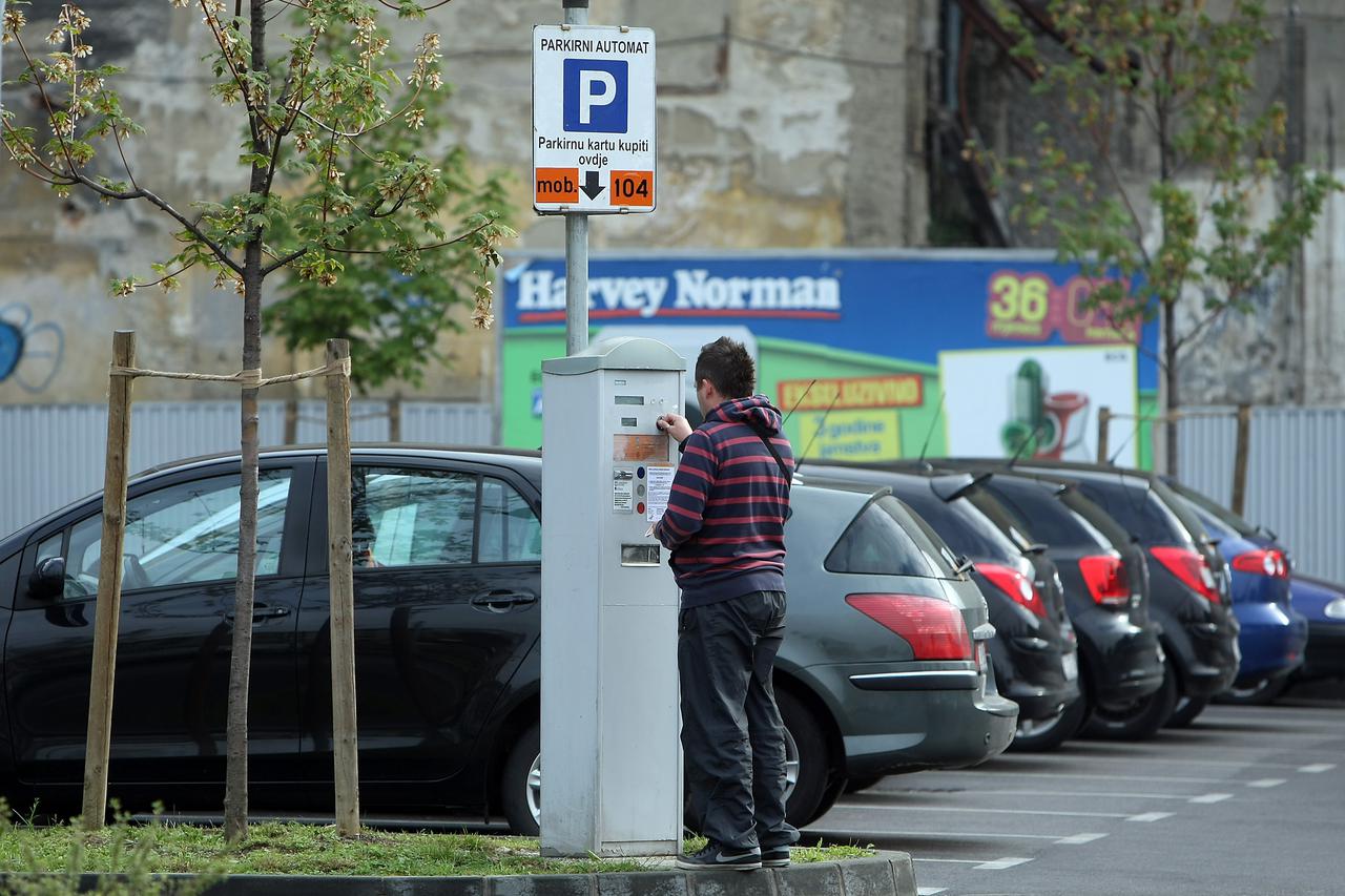 07.10.2013., Zagreb - Na parkiralistu kod Paromlina u blizini Koncertne dvorane Vatroslava Lisinskog pocinje se naplacivati parkiranje. Cijena parkiranja je deset kuna za 12 sati parkiranja, od 6 do 18 sati, odnosno pet kuna za nocno parkiranje od 18 do 6
