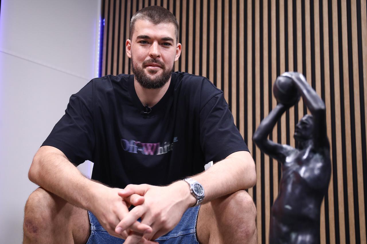 Zagreb: Dražen Brajdić uručio je nagradu Ivici Zubcu, Večernjakovom košarkašu godine