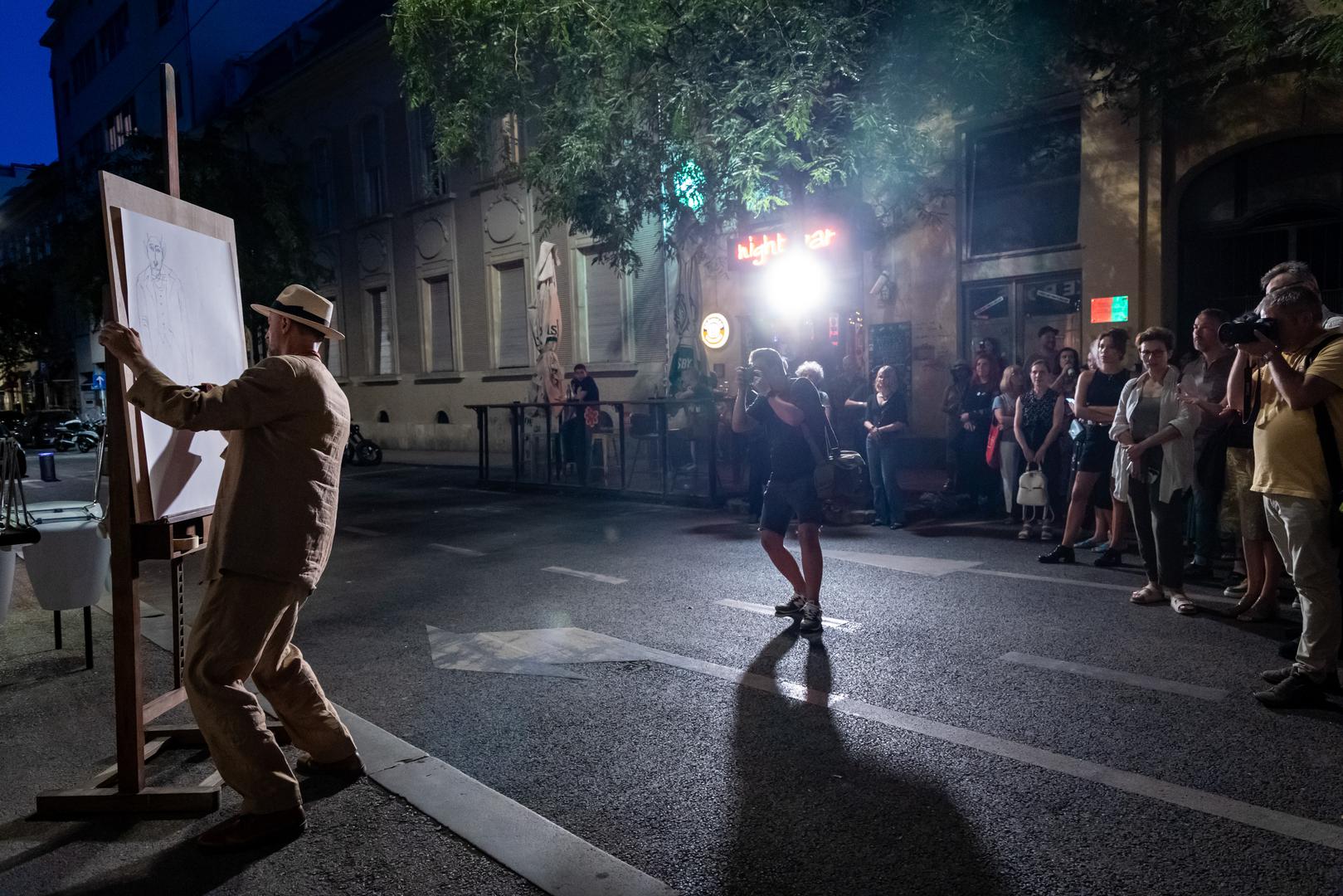 Izložba je zamišljena kao dijalog književnosti i vizualne umjetnosti, a uz Karakaševe radove predstavljeni su i radovi studenata diplomskog studija Akademije likovnih umjetnosti u Zagrebu – Barbare Jurić, Karla Sabolića i Franke Vrljić, iz klase profesora Matka Vekića. Koncepciju izložbe potpisuje Nevenka Šarčević, a realizirana je u suradnji s Akademijom likovnih umjetnosti u Zagrebu.
