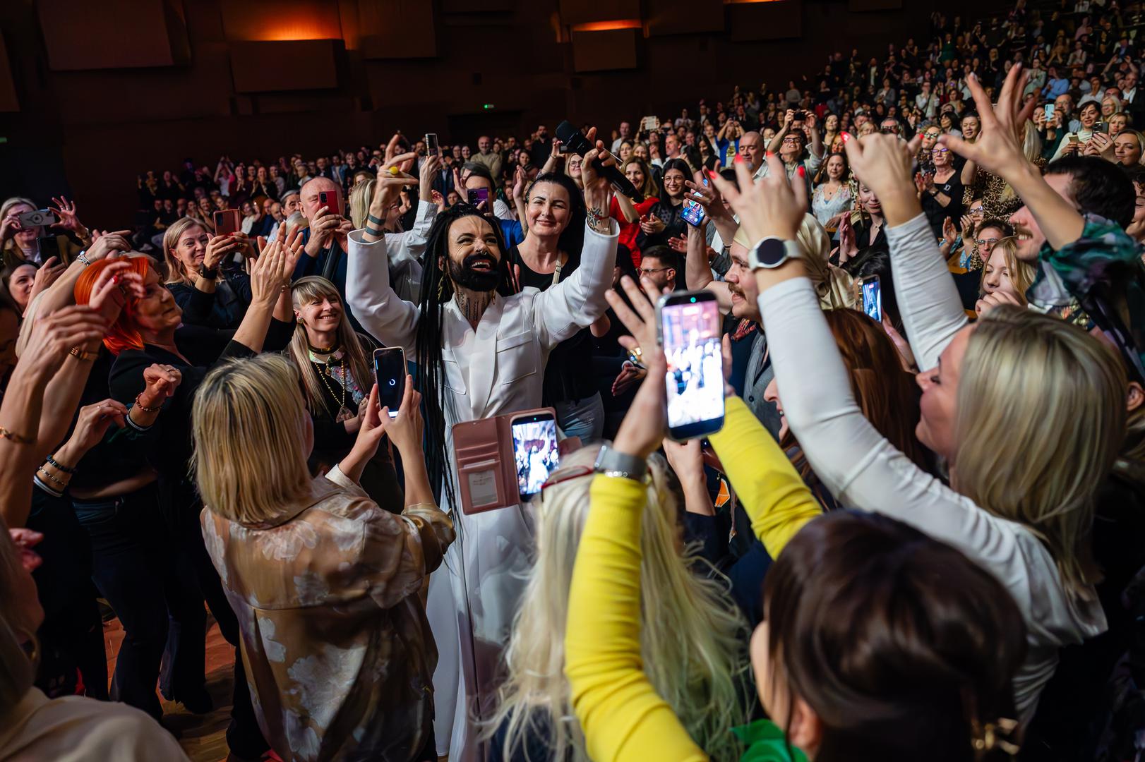 Zagreb je sinoć svjedočio nezaboravnoj večeri u Koncertnoj dvorani Vatroslava Lisinskog, gdje je publika ispunila veliku dvoranu na koncertu umjetnika Bože Vreće. Bio je to osmi put da se ovaj jedinstveni interpretator sevdaha susreo s publikom u Lisinskom – i još jednom je pokazao zašto njegovi koncerti predstavljaju mnogo više od samog glazbenog nastupa.