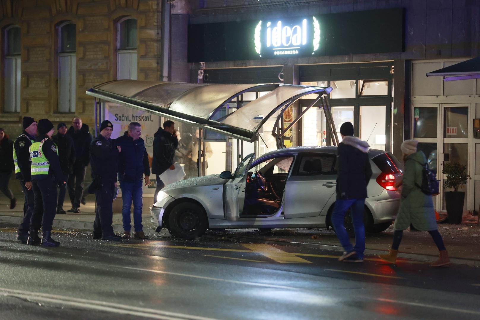 27.01.2023., Osijek - Prometna nesreca u kojoj je vozac osobnog automolila izgubio kontrolu nad vozilom i zabio se u autobusnu stanicu. Photo: Davor Javorovic/PIXSELL