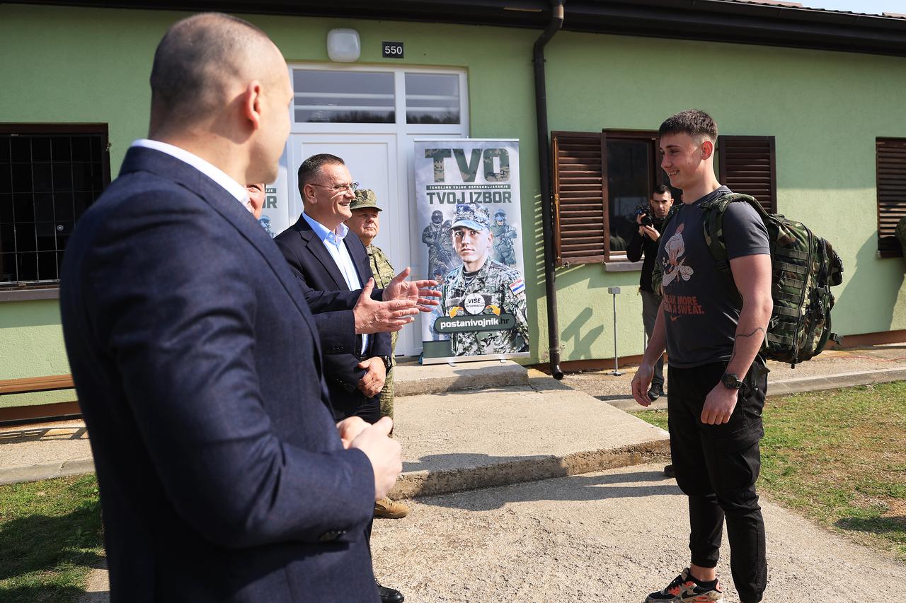 Ministar Anušić i general Kundid na prvom danu TVO-a na Slunju