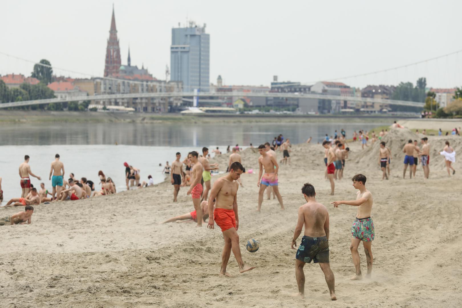 Od većih gradova u Osijeku je rekordna temperatura izmjerena 4. srpnja 2007. godine kada je na mjernoj postaji u zračnoj luci zabilježeno 40,6 stupnjeva.