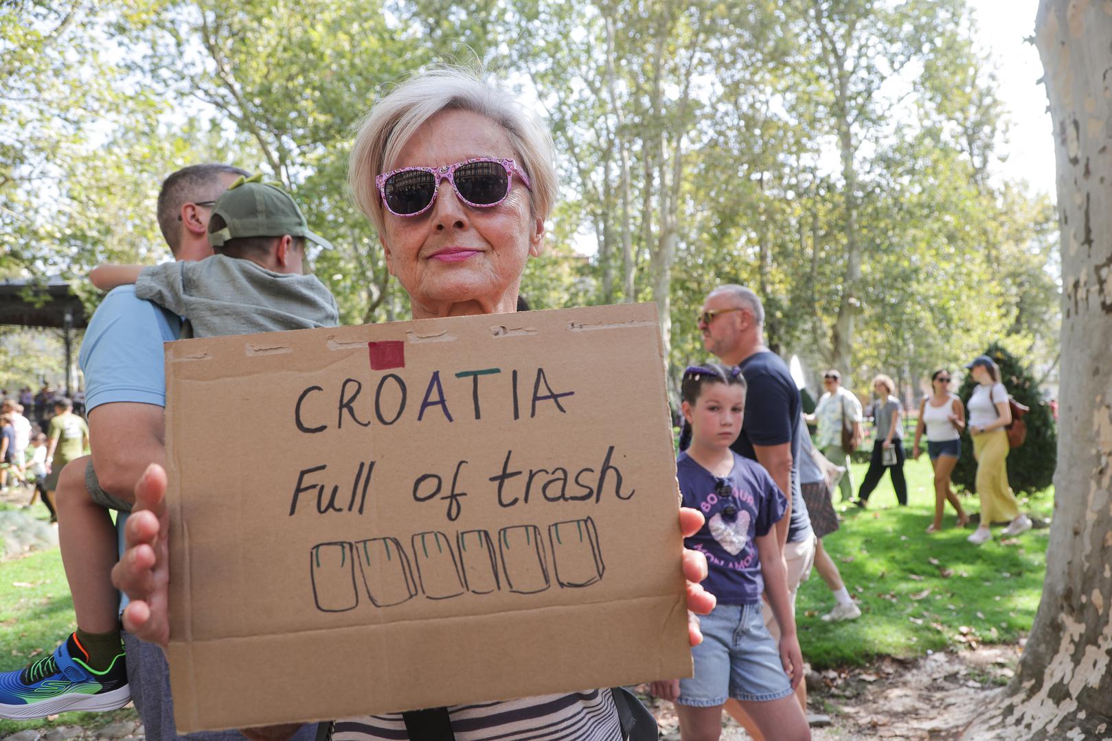 Neke su poruke izravno usmjerene prema vlasti i institucijama, druge upozoravaju na opasnost koju građani vide u gomilanju otpada, dok treće govore o osjećaju da je Lika predugo bila zanemarivana. 