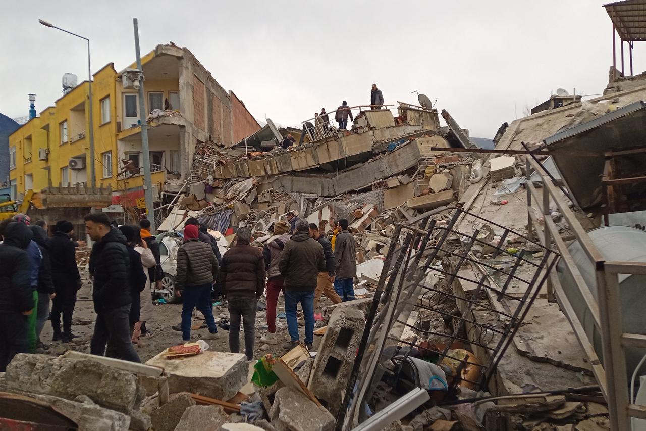 Hundreds Killed As Huge Quake Rocks Turkey