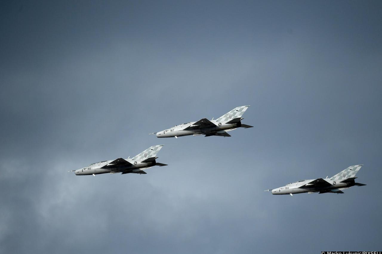 Zagreb: Prelet vojnih zrakoplova povodom obilježavanja ana oružanih snaga RH