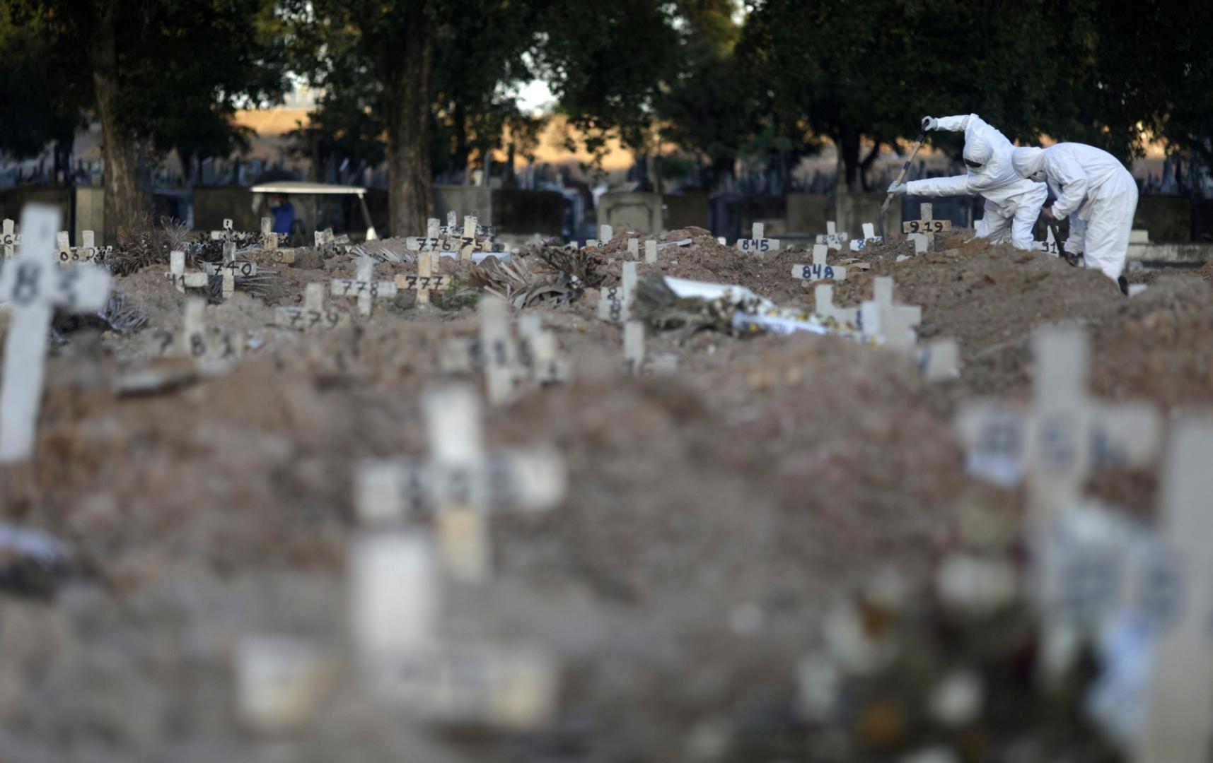Outbreak of the coronavirus disease (COVID-19) in Rio de Janeiro Gravediggers bury the body of a person who died from the coronavirus disease (COVID-19), in Sao Francisco Xavier cemetery, in Rio de Janeiro, Brazil, May 29, 2020. REUTERS/Ricardo Moraes RICARDO MORAES