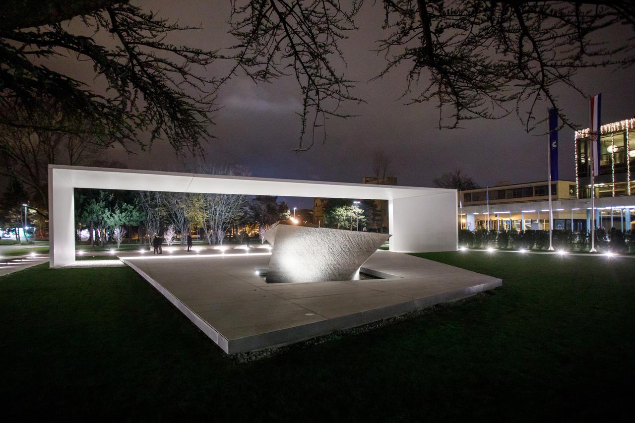 Zagreb: Noćni pogled na Spomenik domovini